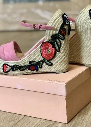 Босоножки на платформе с вышивкой gucci