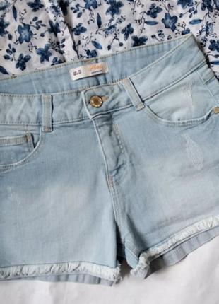 Короткие джинсовые шорты с потёртостями3 фото