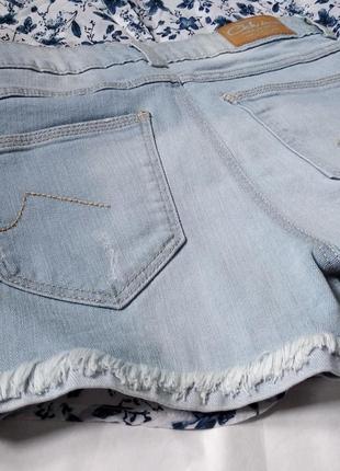 Короткие джинсовые шорты с потёртостями2 фото