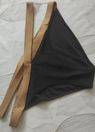 Молодежный  брендовый купальник треугольником лиф , минималистичный золотисто черный  s,m, с полосками трусы5 фото