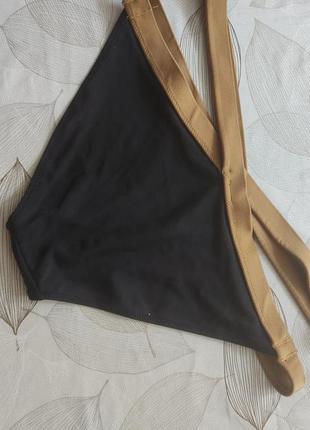 Молодежный  брендовый купальник треугольником лиф , минималистичный золотисто черный  s,m, с полосками трусы4 фото