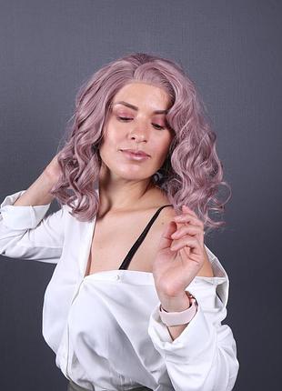 Перука zadira каре попелясто рожевий жіночий короткий хвилястий на сітці з термоволос