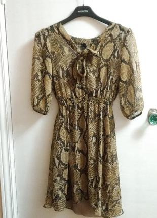 Платье с змеиным принтом