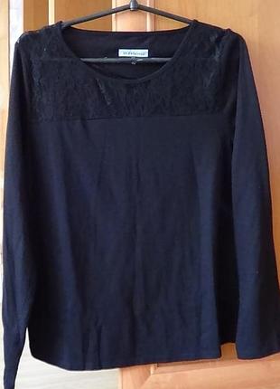 Чорна футболка з довгим рукавом і мереживним верхом