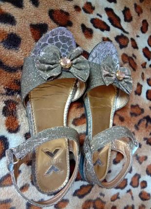 Нарядные золотые блестящие сандалии босоножки девочке 35р(22.5см)