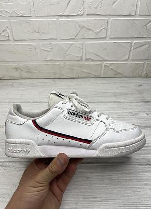 Белые кроссовки adidas