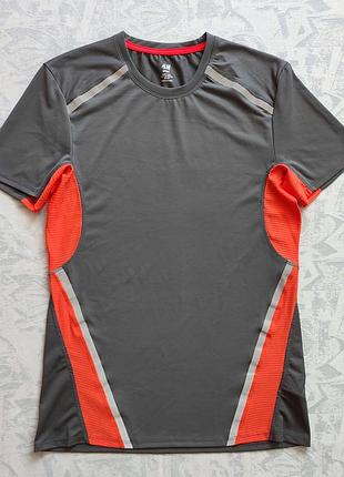 Спортивная футболка - в идеале, есть светоотражающие элементы