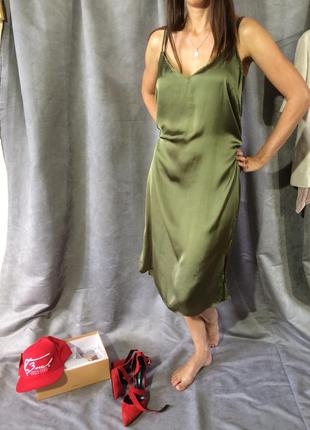 Платье  с боковыми разрезами в бельевом стиле