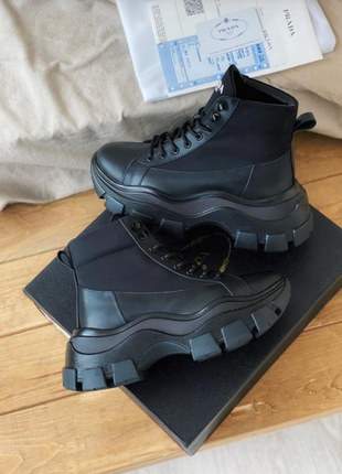 Трендові кросівки prada milano sneakers block triple black на платформі2 фото