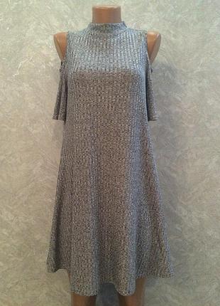 Платье в рубчик трапеция серое серебристое под горло с открытыми плечами коротким  рукавом