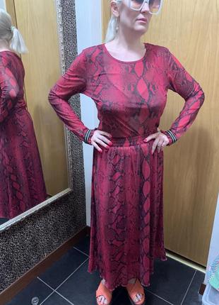 Малиновий костюм спідниця міді питоновый костюм