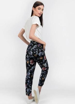 Стильные брюки в цветы  h&m, 40 размер