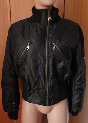 Стильна куртка з яскравими замками