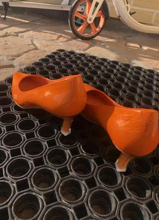Туфли лодочки на киттен коблуке, оранжевые, кожаные vaneli4 фото