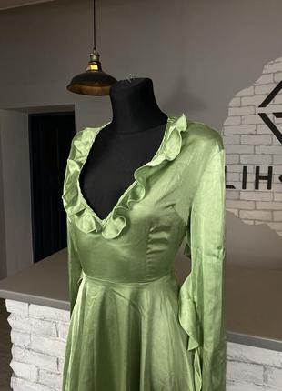Нарядне зелене плаття з відкритою спинкою вечернее  зелёное платье с открытой спиной платье атласное7 фото