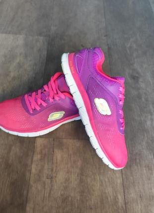Кросівки жіночі skechers.