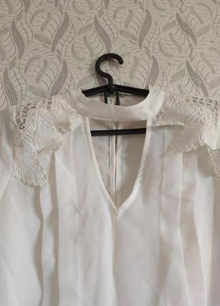 Asos кремово-біла блуза з чокером та мереживними плечиками2 фото