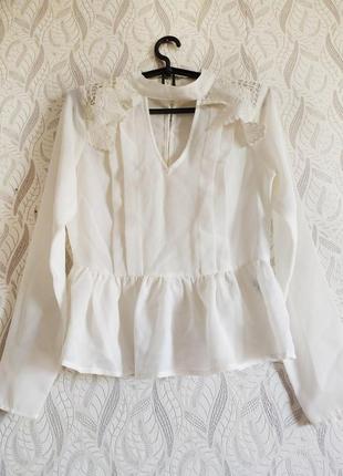 Asos кремово-біла блуза з чокером та мереживними плечиками5 фото