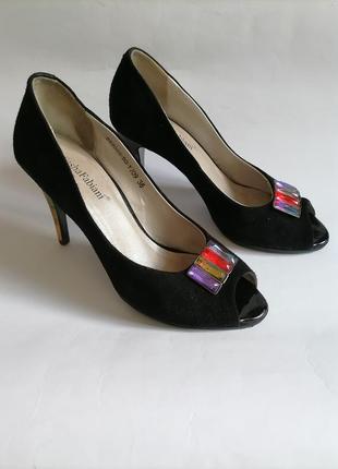 Туфли на шпильке замшевые черные с камнями с открытым носком1 фото
