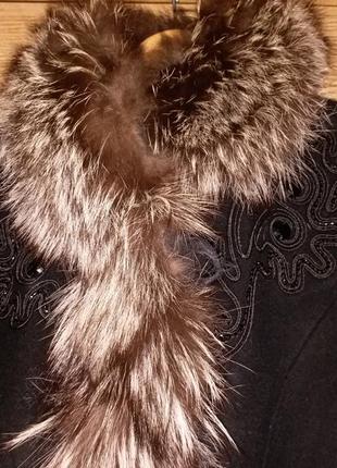 Демисезонное пальто с натуральным мехом чернобурки4 фото