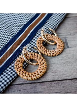 Стильные серьги из ротанга