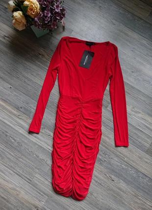 Женское красное платье по фигуре с драпировкой prettylittlething1 фото