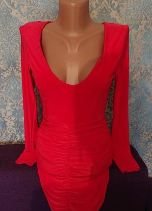 Женское красное платье по фигуре с драпировкой prettylittlething3 фото