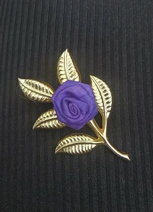 Золота брошка з атласної трояндою1 фото