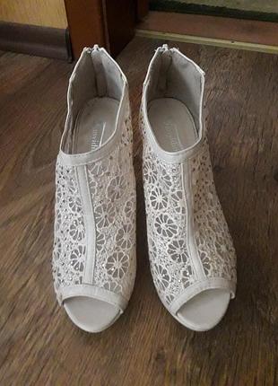 Шикарні ошатні бежеві босоніжки