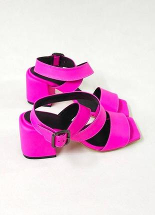 Шкіряні яскраво рожеві босоніжки на підборах, натуральна шкіра