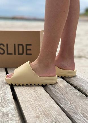 Женские шлепки yeezy slide desert sand