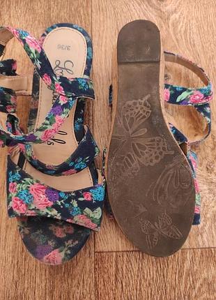 Босоножки женские,с цветочной расцветкой