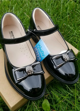 Чорні лакові туфлі для дівчинки