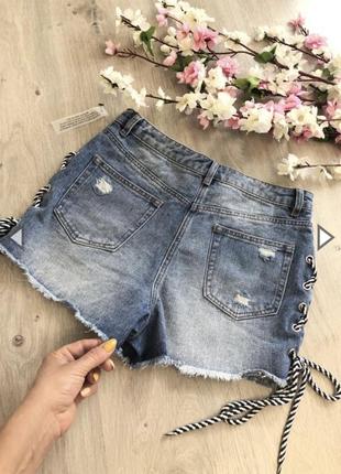 Стильный джинсовые рваные шорты со шнуровкой4 фото