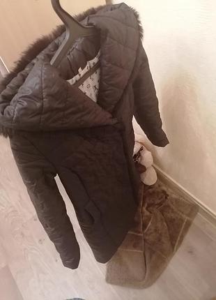 Стильне пальто з капюшоном.