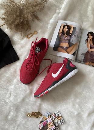 Легкие яркие кроссовки найк