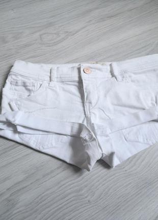 Білі джинсові шорти з фабричними рваностями і подворотами5 фото