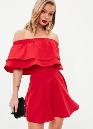 Яскрава сукня з відкритими плечима