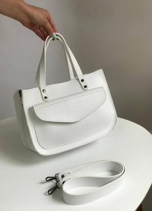 Стильная белая женская сумка с короткими ручками через плечо белого цвета летняя4 фото