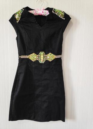 Маленькое чёрное  платье  футляр с камнями