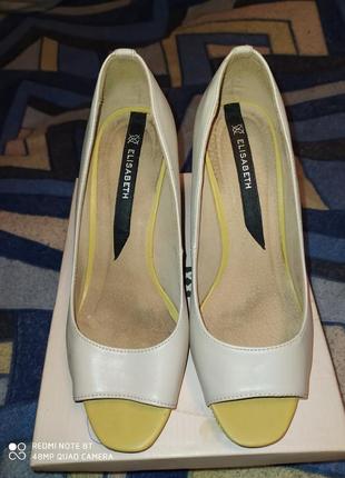 Босоніжки на танкетці elisabeth