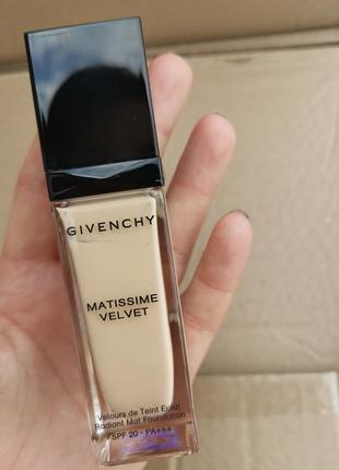 Матуючий тональний крем givenchy. відтінок 01.новий.