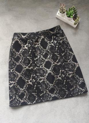 Чёрная трикотажная юбка принт питон tu1 фото