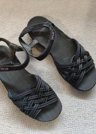 Босоніжки жіночі