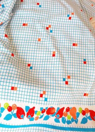 Штора фіранка арка на кухню біла в блакитну клітку і червоні фрукти.