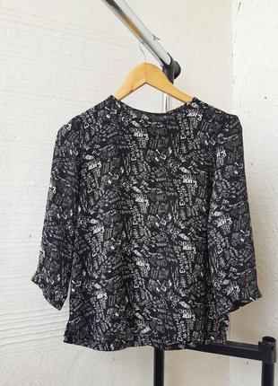 Свободгая блузка з написами
