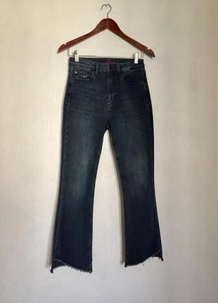 Трендовые укорочённые джинсы с ассиметричным низом