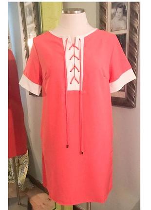 Платье  лаконичного прямого кроя на шнуровке m сша