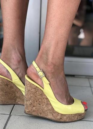 Босоніжки на танкетці jimmy choo