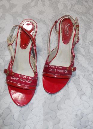 Яркие босоножки